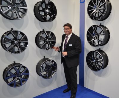 Oliver J. Schneider, Geschäftsführer der Borbet Vertriebs GmbH, präsentierte auf der IAA die neusten Produkte aus dem Hause Borbet. Bildquelle: Gummibereifung.