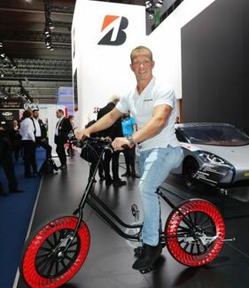 Der Olympiasieger Fabian Hambüchen testete den „Air Free Concept“ Fahrradreifen am Bridgestone Stand. (© isp-grube)