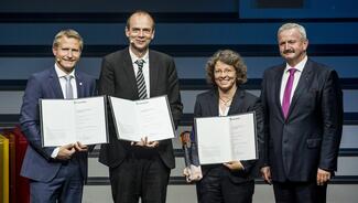 Dr. Christian Schulze Gronover, Prof. Dr. Dirk Prüfer, und Dr. Carla Recker bei der Verleihung des Joseph-von-Fraunhofer-Preises für das Projekt „RUBIN – Industrialisierung von Kautschuk aus Löwenzahn“.