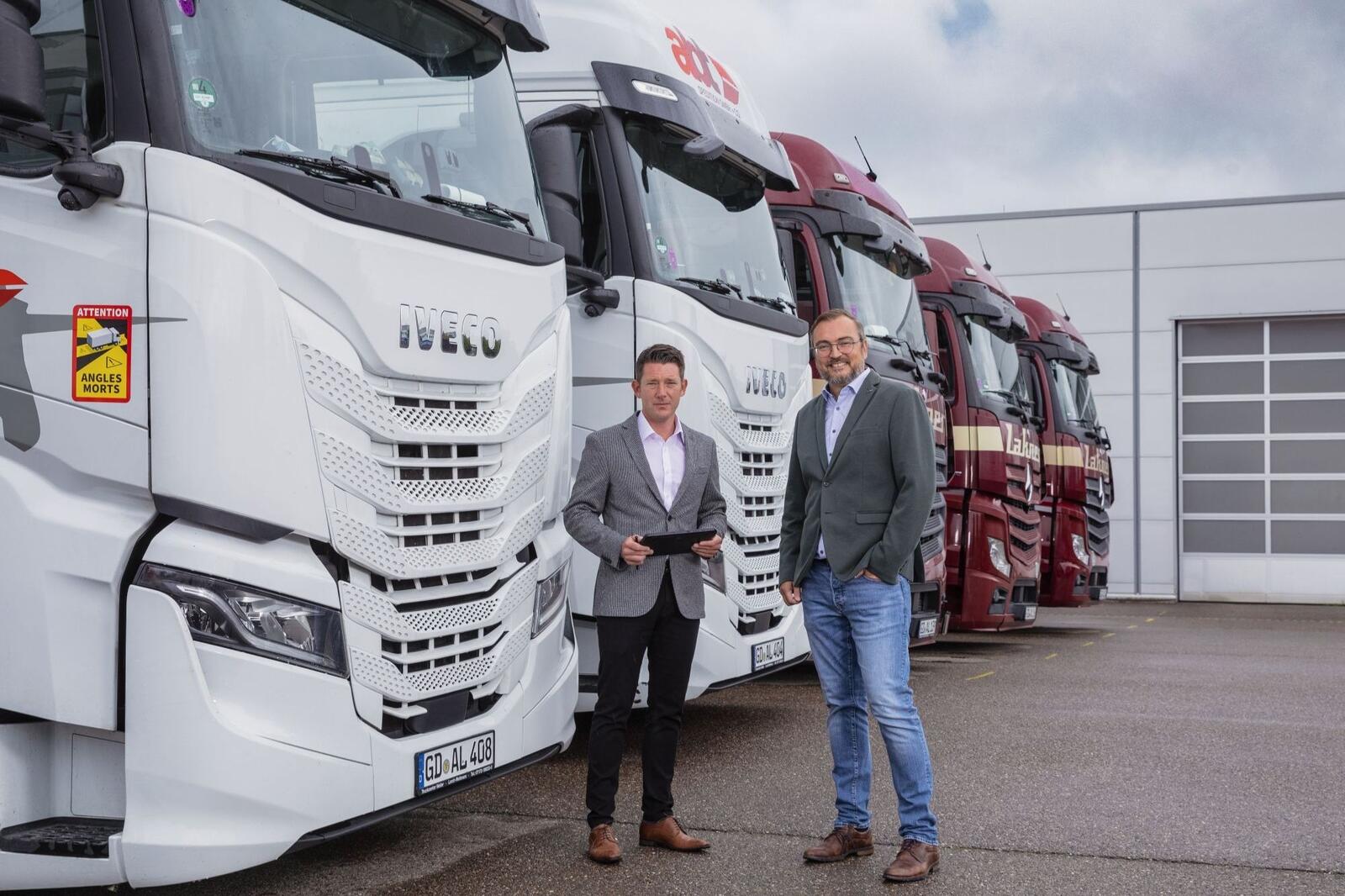Benjamin Bauer, Key Account Manager Commercial Fleet, ist der Bridgestone-Ansprechpartner für Jochen Abt, Geschäftsführer der Lakner Spedition + Logistik GmbH & Co. KG.