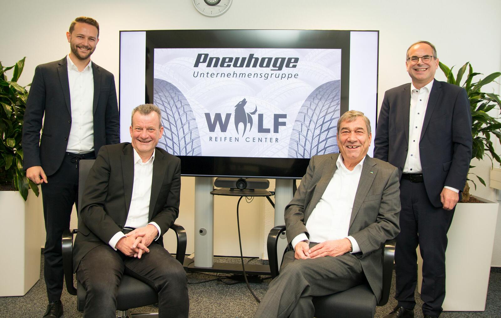 Vertragsunterzeichnung (v.l.): Alexander Robus (Geschäftsführer Reifen Center Wolf), Gründer Alexander Wolf, Peter Schütterle (Inhaber Pneuhage Gruppe) und Johannes Kuderer (Geschäftsführer Pneuhage). 