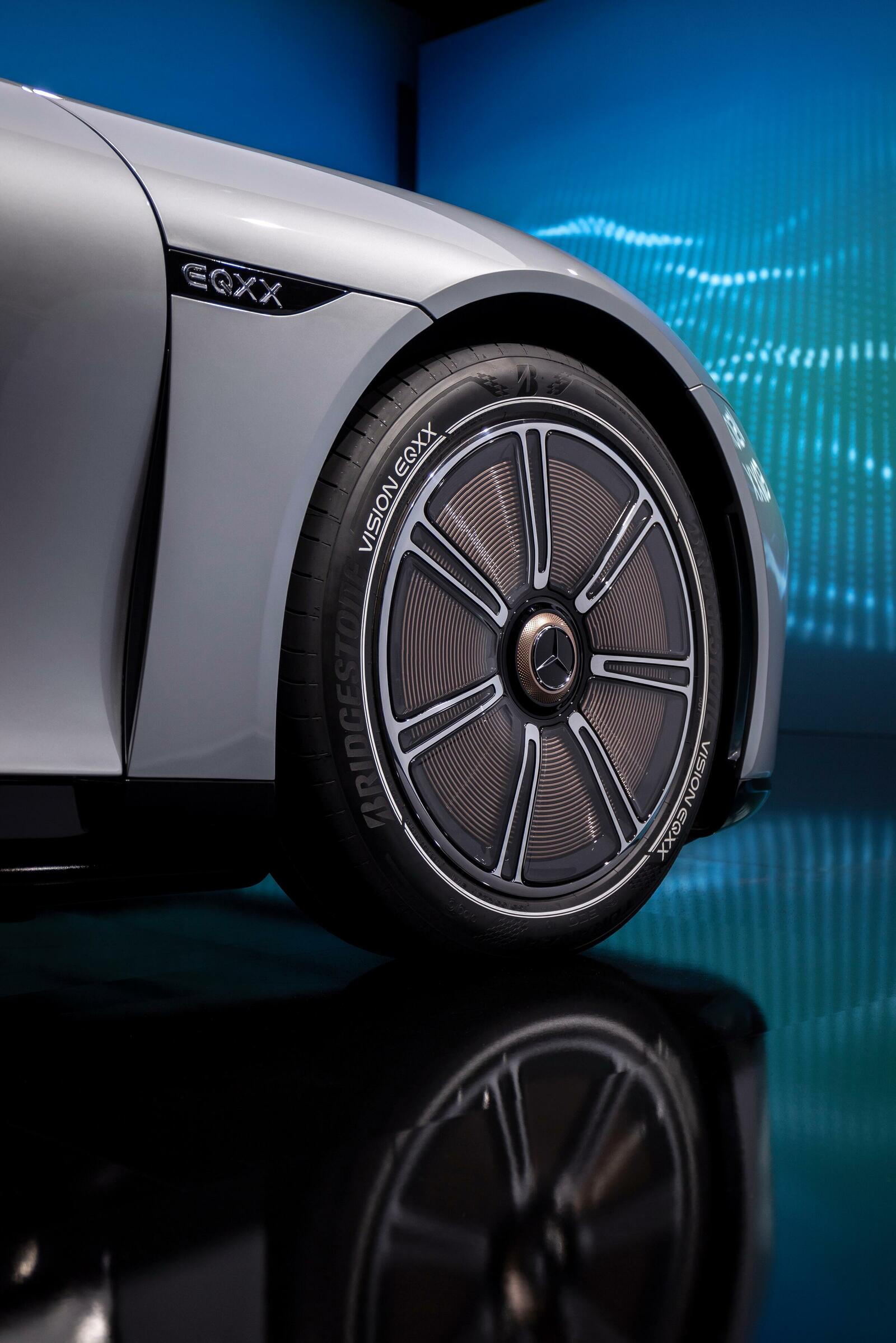 Der Vision QXX rollt auf Turanza Eco-Reifen von Bridgestone, in denen sowohl die Enliten- als auch die ologic-Technologie der Japaner zum Einsatz kommt.