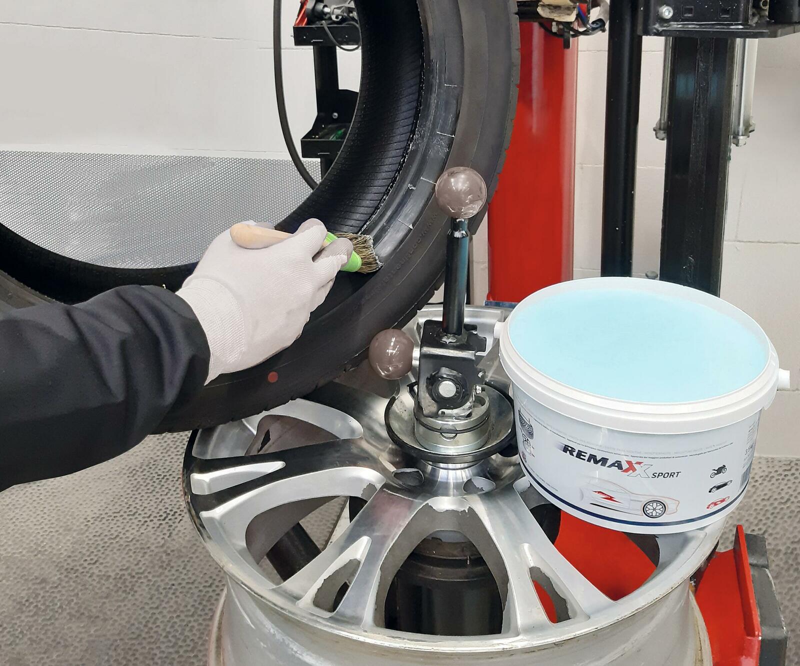 Bewährte Reifen-Montagepaste Remaxx Sport soll nun auch die E-Mobilität bereichern.