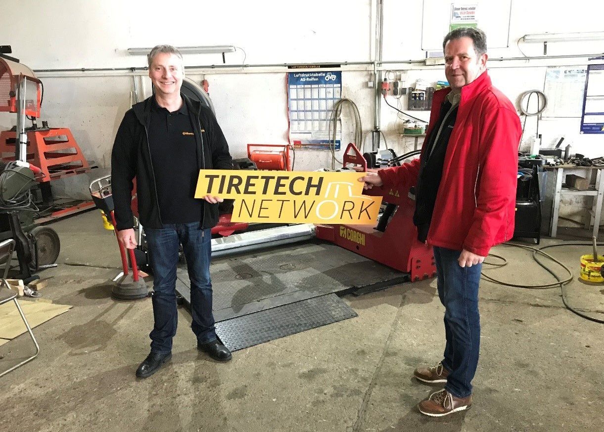 Stefan Völker (l.) von Continental begrüßt Frank Kretschmer vom Reifen-Center Kretschmer im TireTech Network. 