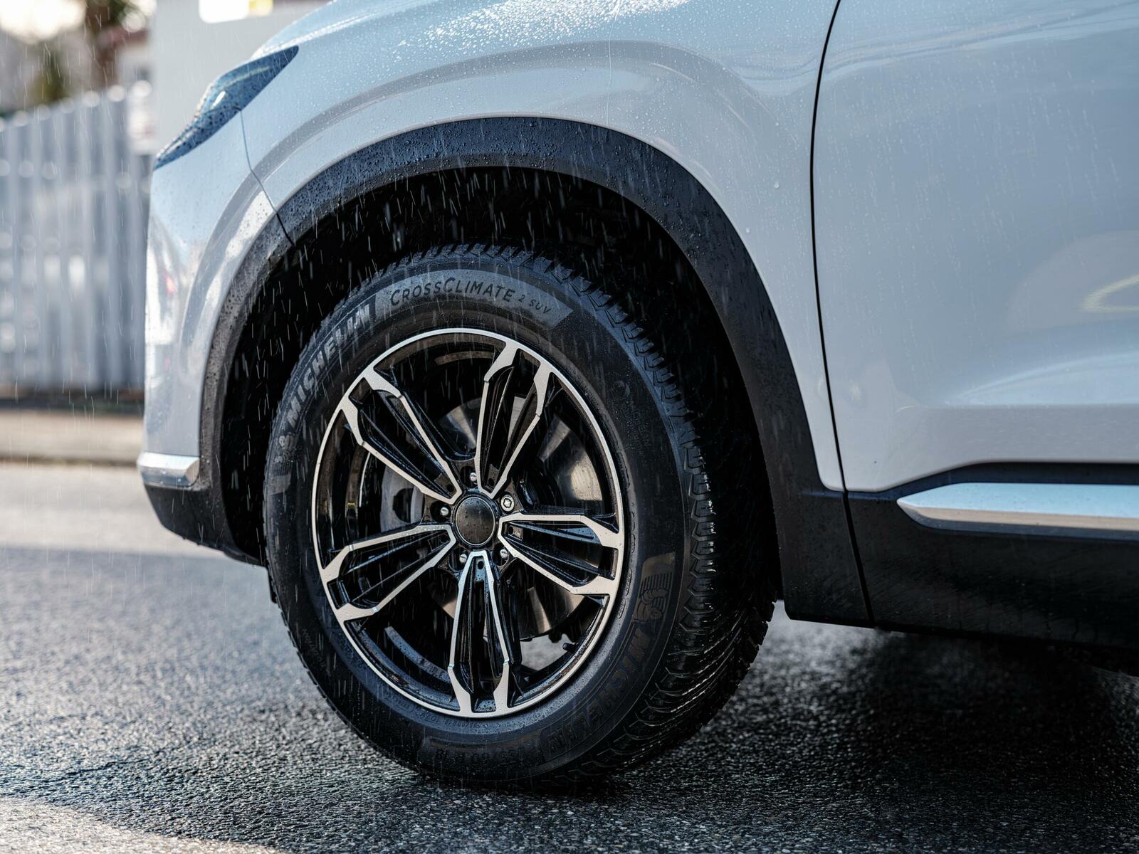 Dank der Kombination verschiedener Technologien überzeugt der CrossClimate 2 SUV laut Michelin-Angaben mit starken Nassbremsresultaten 