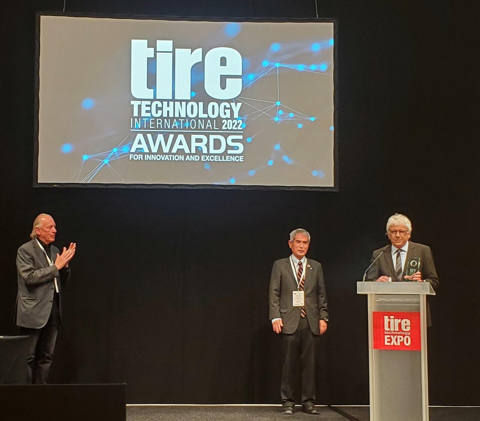 Der Managing Director von Sumitomo Rubbers, Dr. Bernd Löwenhaupt, nimmt den „Tire Technology of the Year Award“ entgegen.