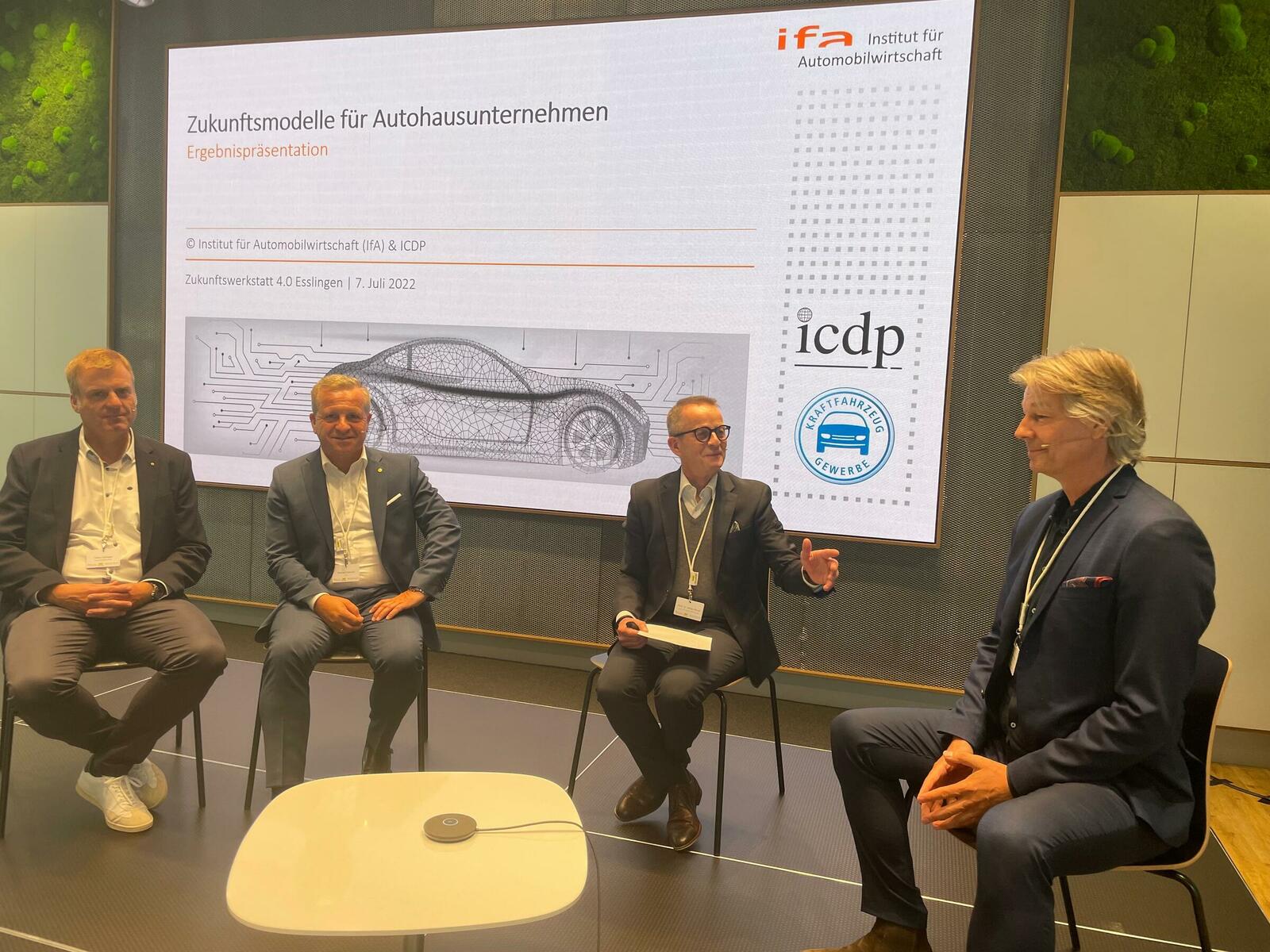 Oliver Zeilinger (Auto Zeilinger), Thomas Peckruhn (Autohaus Liebe), Prof. Dr. Stefan Reindl (ifa) und Michael Hedtke (Autohaus Hedtke) sprechen über die ZDK-Studie.