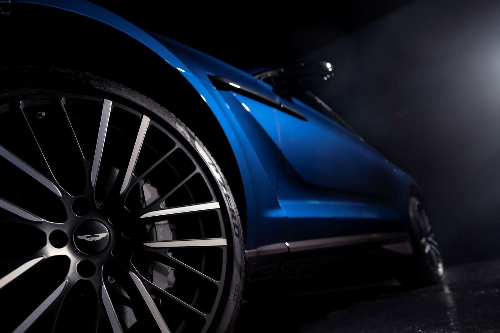 Pirelli stattet den Aston Martin DBX707 mit maßgefertigten Reifen aus.