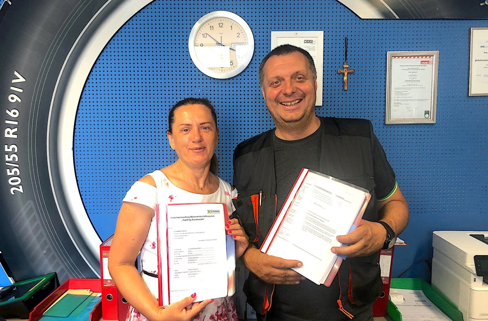 Gordana Dejanovic (Geschäftsführerin) und Sascha Dejanovic von T.I.N. Reifenhaus in Wien haben ihren Franchise-Vertrag verlängert. 