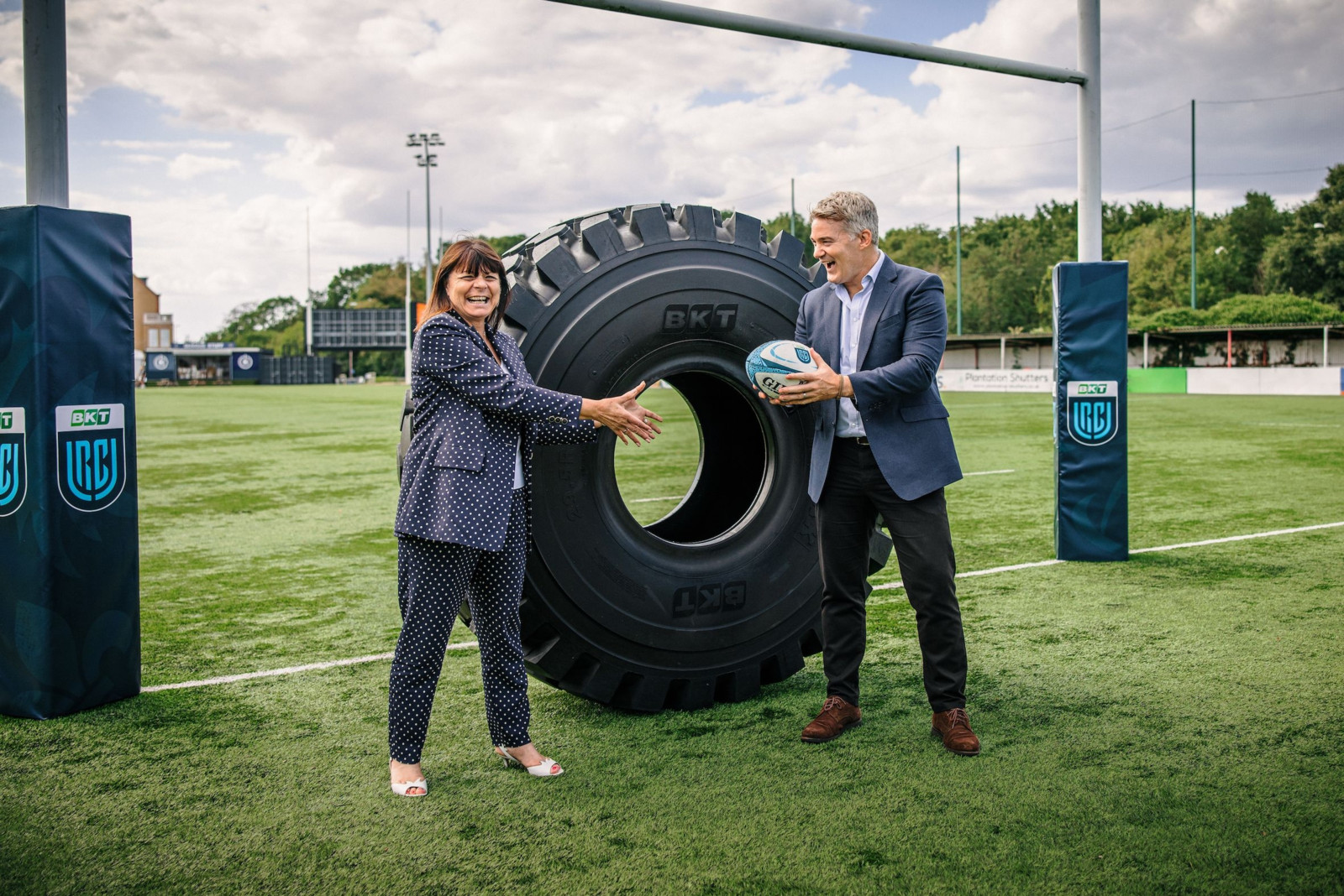Haben Spaß: Lucia Salmaso, Geschäftsführerin von BKT Europe, und Martin Anayi, CEO von United Rugby Championship.