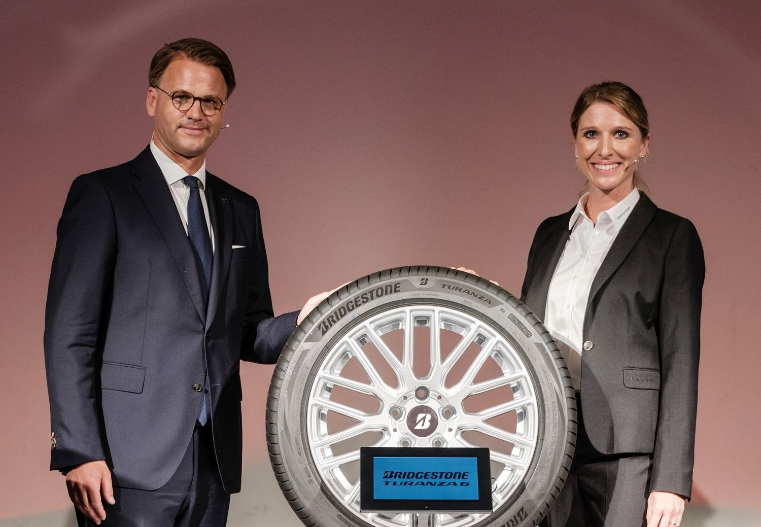Managing Director Christian Mühlhäuser und Julia Krönlein, Head of Marketing Bridgestone Central Region.