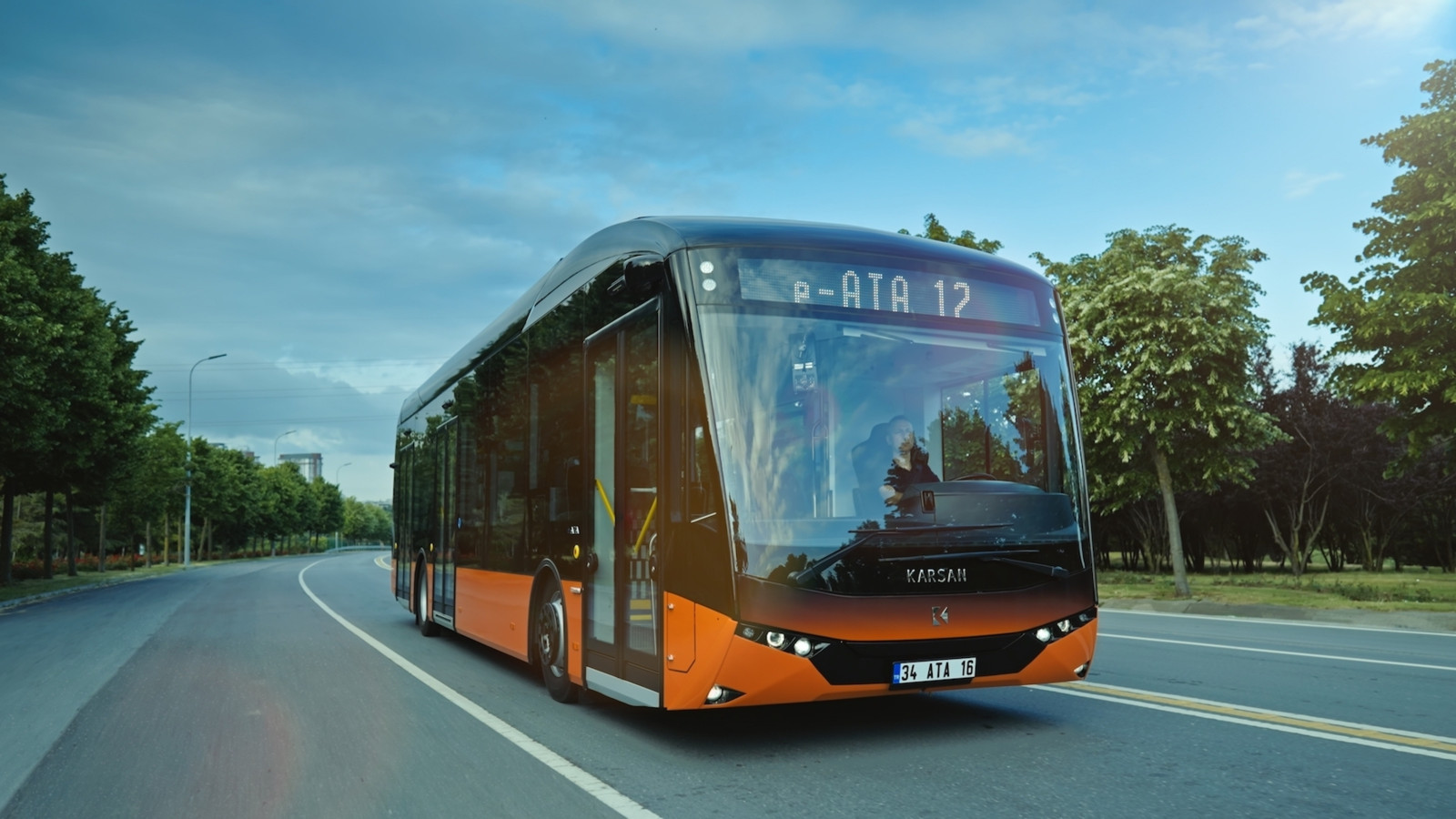 Der Bushersteller Karsan präsentiert in Hannover seinen E-Bus-Modell, die mit Prometeon-Reifen ausgerüstet sind. 
