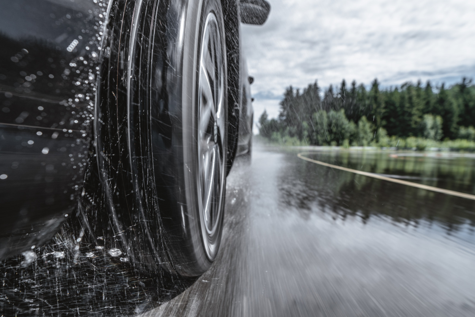 Nässeperformance – für alle Arten von Reifen ein sicherheitsrelevantes Kriterium. 
