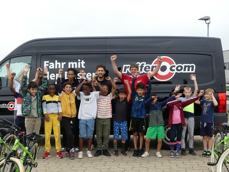 Zusammen mit reifen.com haben die „Grip-Kids“ der Per Mertesacker Stiftung ihren Fahrradführerschein gemacht. 