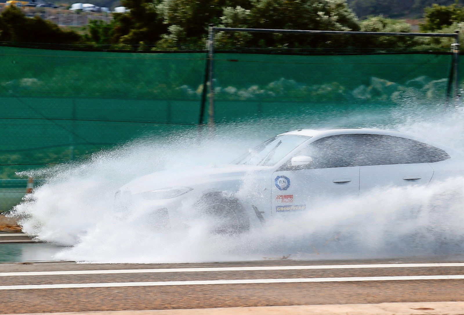 Smaller tyres do not start floating that easily – the tyre dimension 225 is the winner in the aquaplaning test.