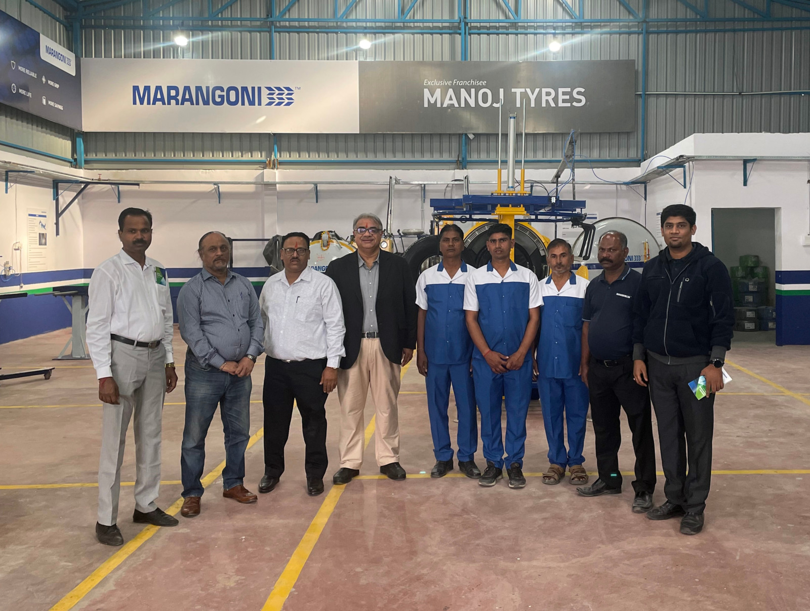 Die Teams von Manoj Tyres und Marangoni Indien posieren in der neuen Anlage. 