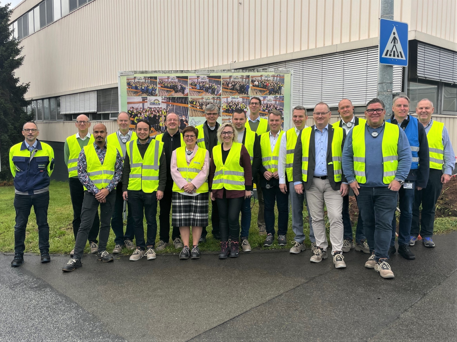 Die AZuR-Delegation  im Runderneuerungswerk von Michelin in Homburg.