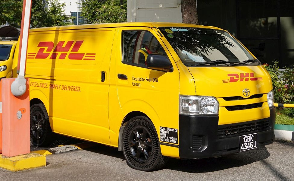 Die DHL Fahrzeuge rollen in Singapur auf dem Uptis Reifen. 