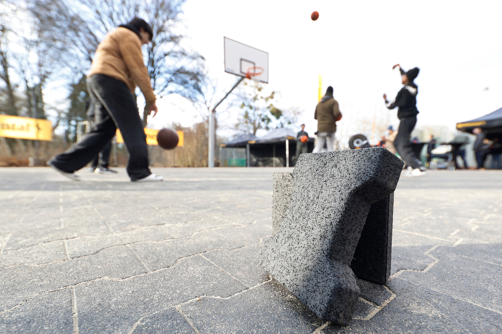 Im Hannoveraner Stadtteil Linden-Süd wurde von Conti gemeinsam mit Partnern ein Basketballplatz aus recycelten Reifen errichtet. 