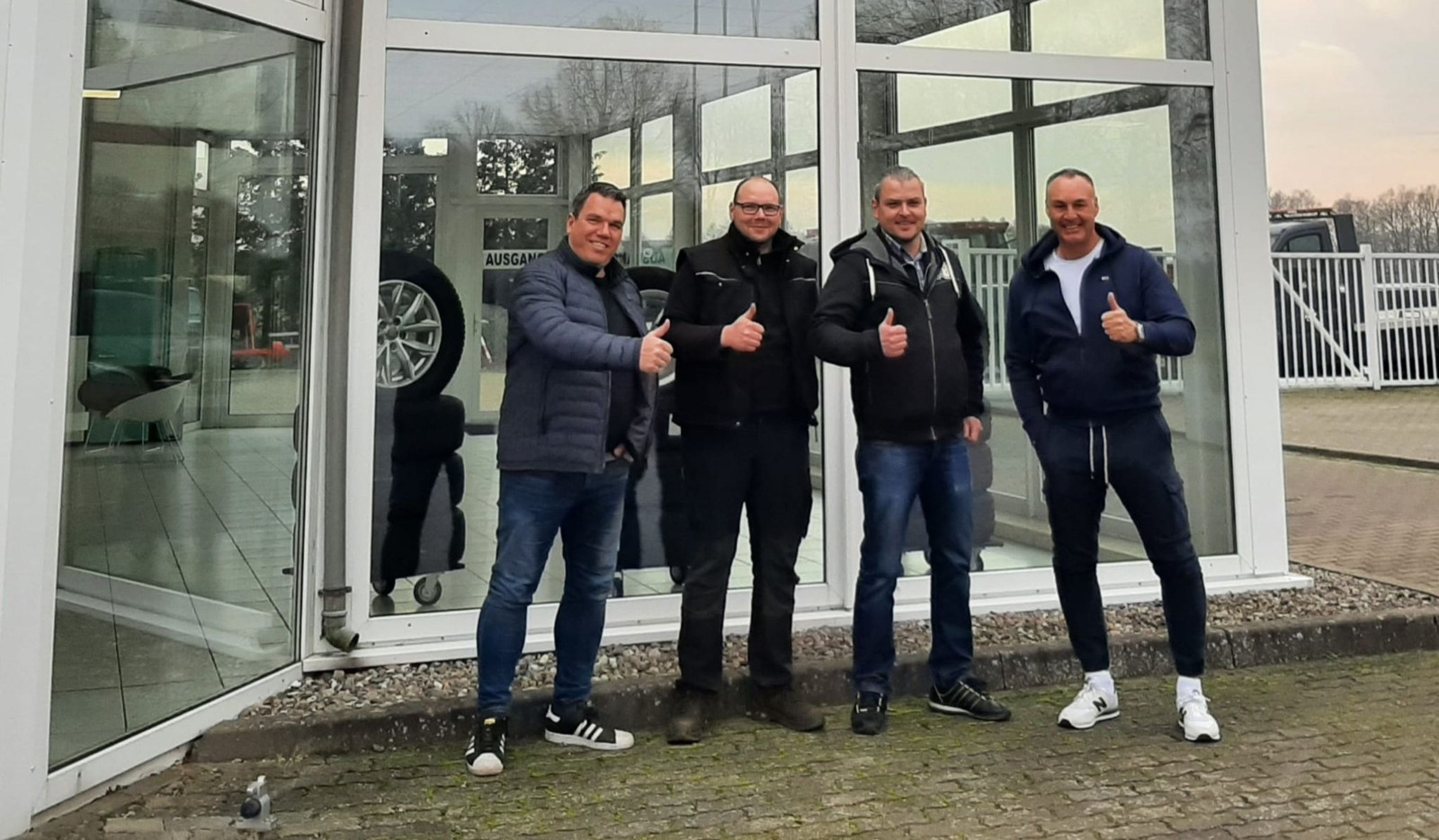 Die Autobetriebe Lehmann GmbH schließt sich dem Euromaster-Netzwerk an. Im Bild (v.l.): Stephan Duvigneau (Euromaster), Carsten Fietzke, Steffen Lehmann (Inhaber Autobetriebe Lehmann) und Raimund Röther.