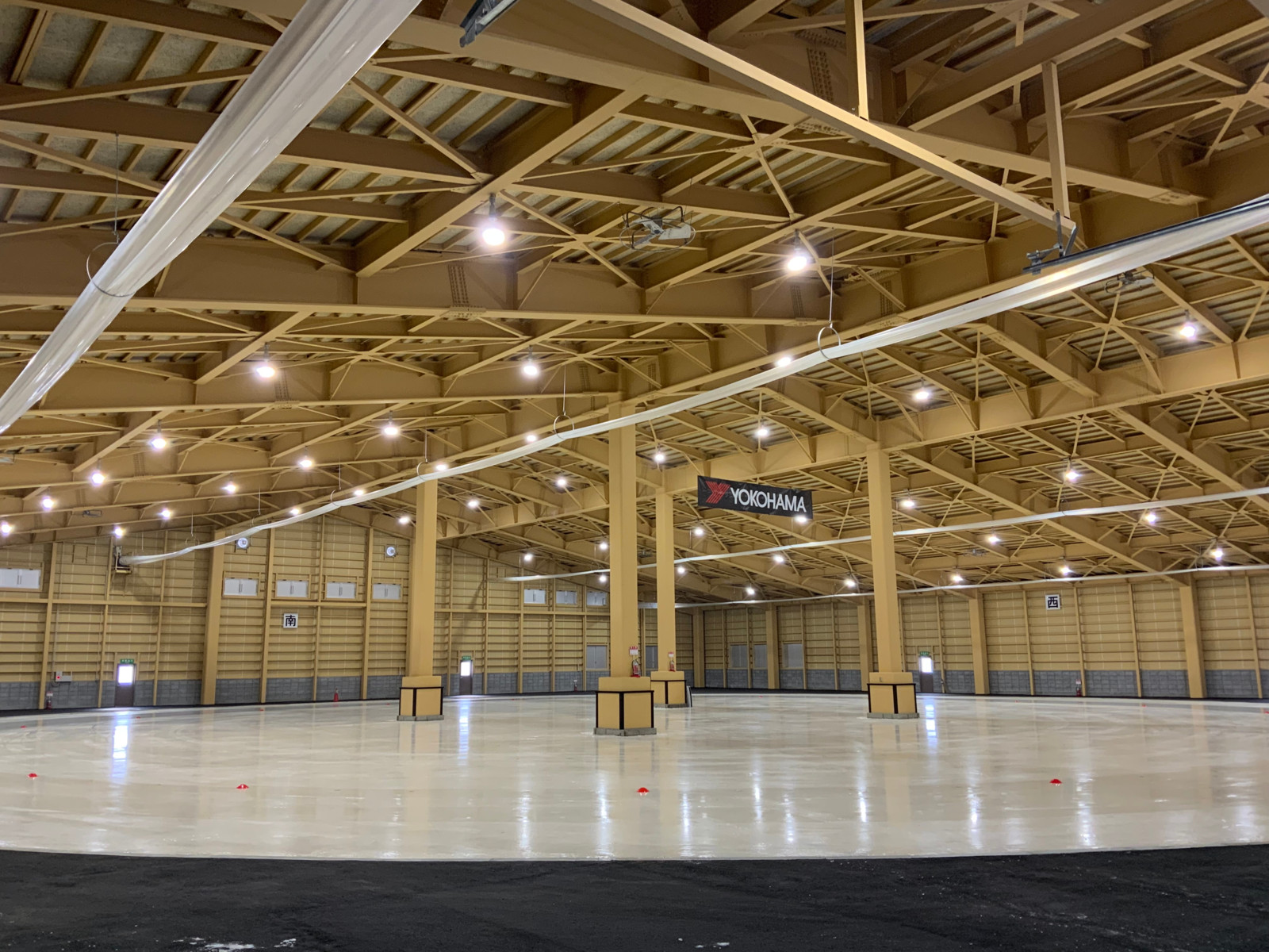 1.960 Quadratmeter Eisfläche stehen Yokohama in der neuen Indoor-Eistestanlage zur Verfügung.