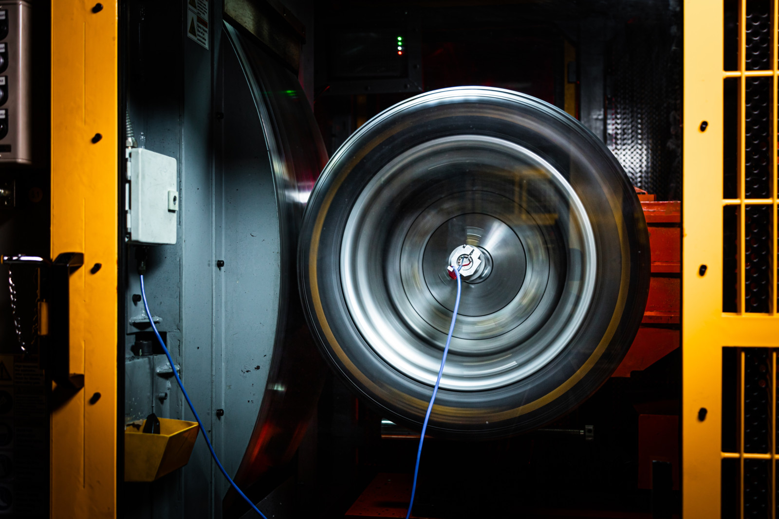 Die 500-km/h-Hochgeschwindigkeitsmaschine wird in der Indoor-Testanlage am Pirelli Hauptsitz in Mailand Bicocca installiert. 