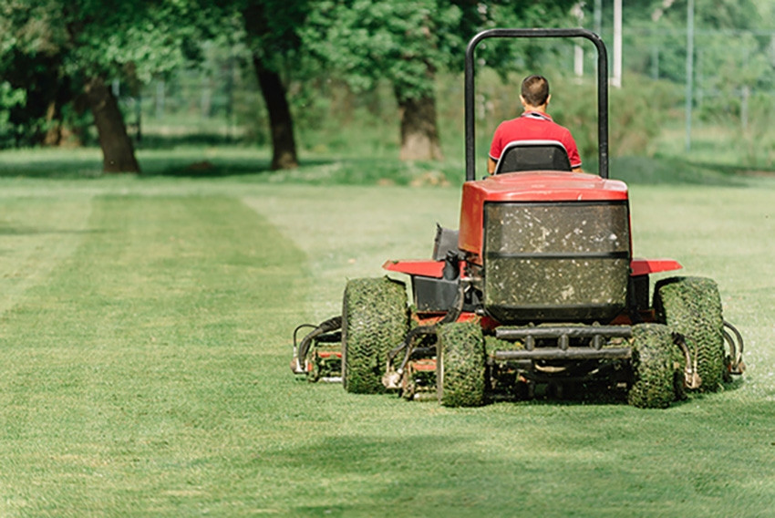 Auch bei der richtigen Rasenpflege spielen die passenden Reifen eine entscheidende Rolle.