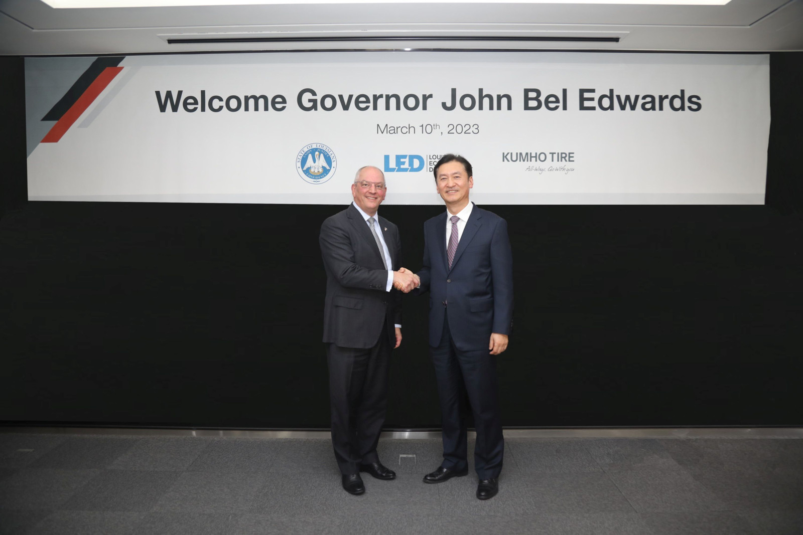  John Bel Edwards, Gouverneur des US-Bundesstaats Louisiana, und Kumho CEO Il Taik Jung.