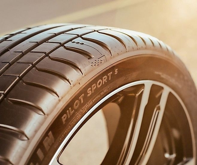 Der Michelin Pilot Sport 5 – laut AutoBild ein „empfehlenswerter“ Sportreifen mit präzisem Lenkverhalten und sehr guter Fahrdynamik.