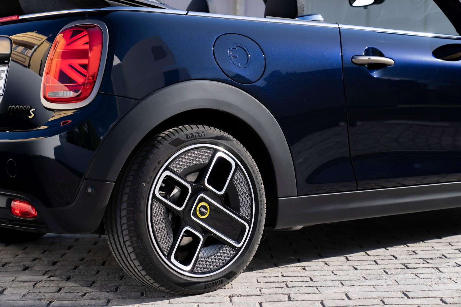 Das Mini Cooper SE Cabrio fährt nun auf Ronal-Leichtmetallrädern aus 100 Prozent Sekundäraluminium.