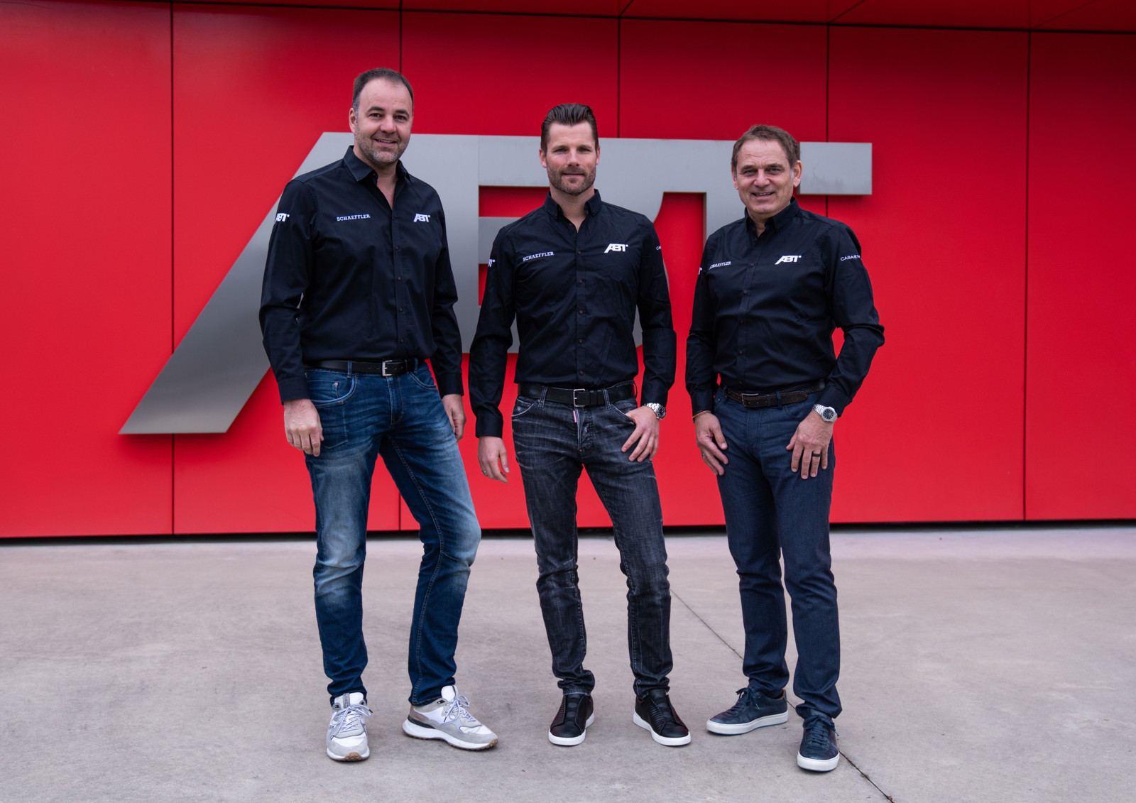 Thomas Biermaier, CEO von Abt Sportsline, (l.) und Hans-Jürgen Abt, CEO der Abt SE (r.) mit dem neuen abt-Motorsportdirektor Martin Tomczyk.