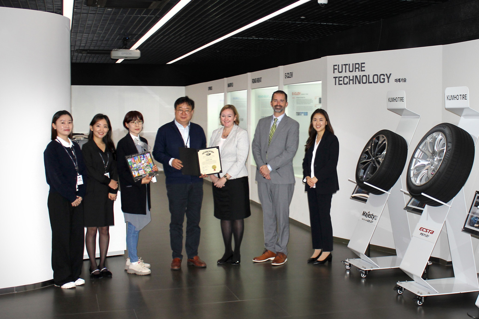 Die Auszeichnung, einer der besten Arbeitgeber in den USA zu sein, erhielt Kumho im globalen Entwicklungszentrum in Yongin, Südkorea.