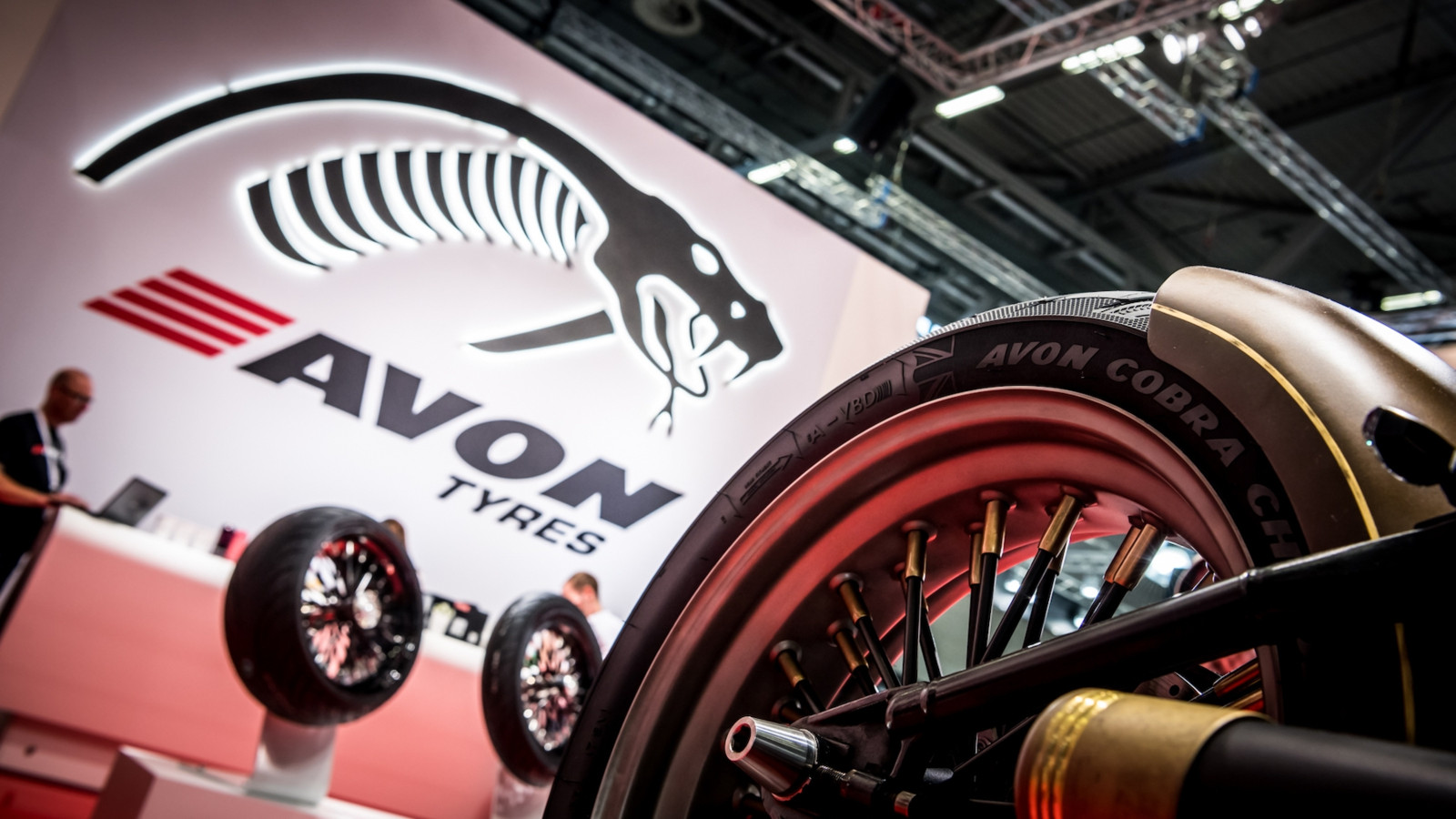 Avon war auch auf Motorradmessen stets eine präsente Reifenmarke. 