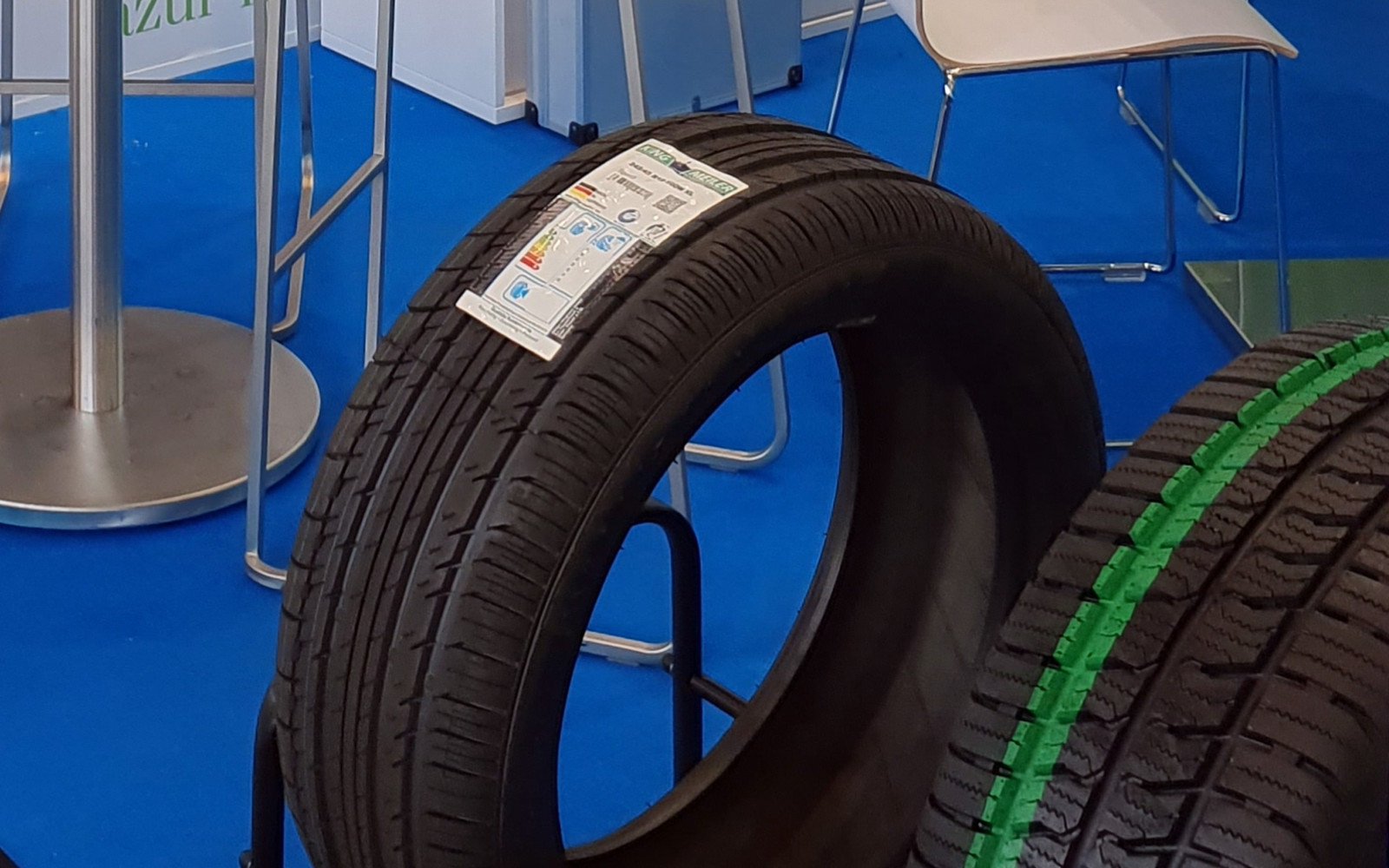 Aktuelle runderneuerte Reifen sind kaum von Neureifen zu unterscheiden.