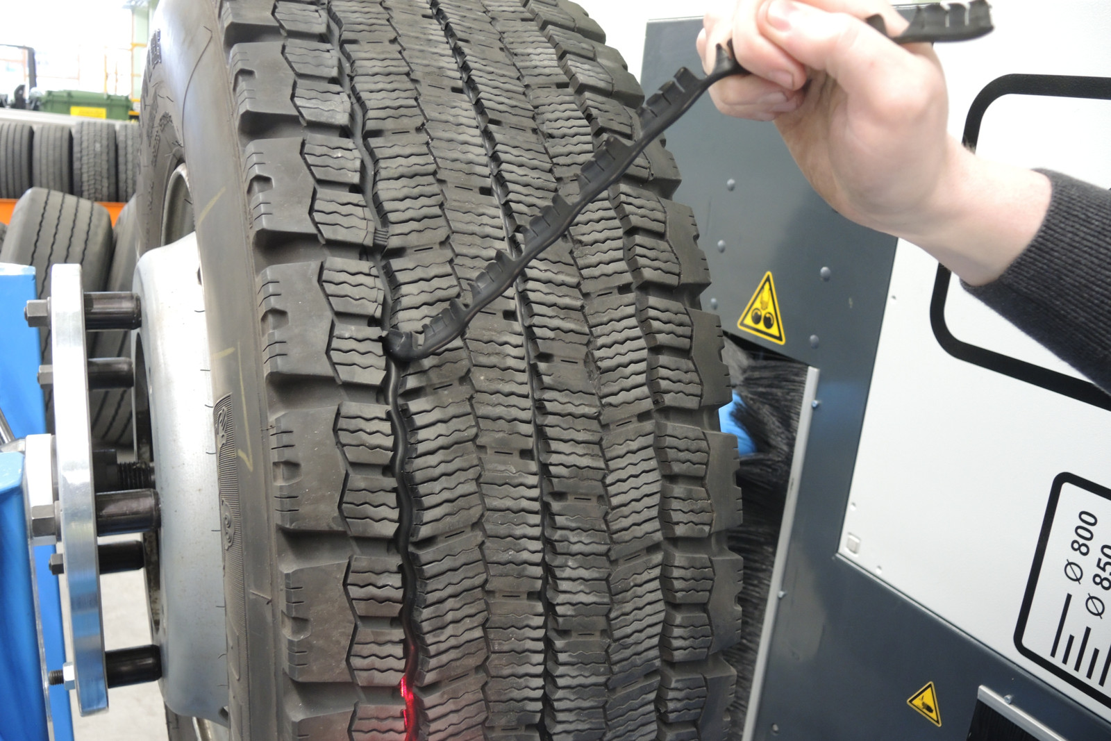 Die Bear-Cut ermöglicht genaues, sauberes und problemloses Nachschneiden von Lkw-Reifen.