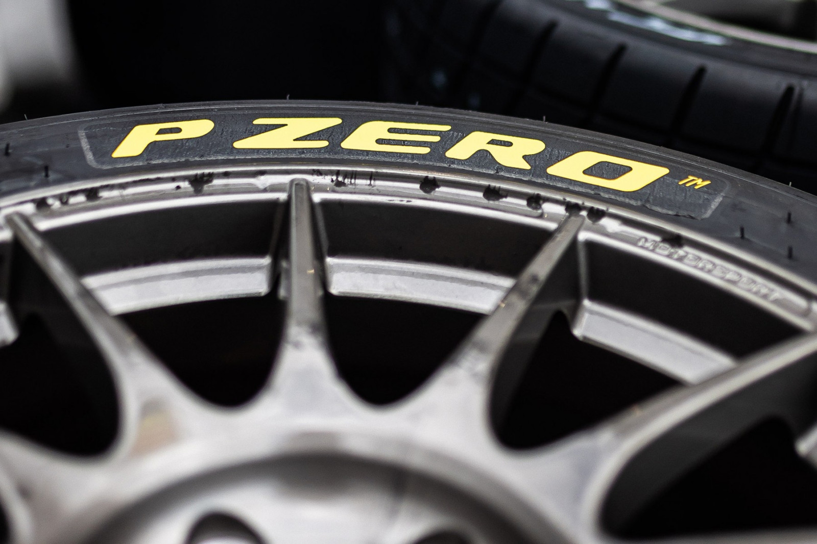 Pirelli stattet die DTM-Fahrzeuge mit den P Zero DHF-Reifen aus.
