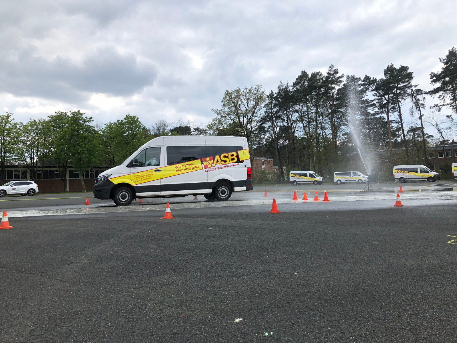 Kumho Tire unterstützt die Verkehrswacht Nienburg unter anderem mit Schulungsmaterial für die Pkw-Fahrsicherheitstrainings.