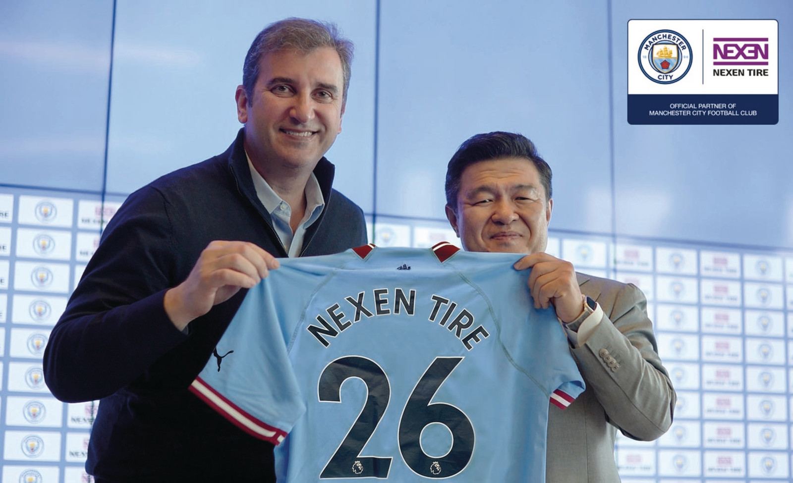 Ferran Soriano, CEO von Manchester City (l.), und Nexen-CEO Travis Kang freuen sich über die Fortsetzung ihrer Zusammenarbeit. 