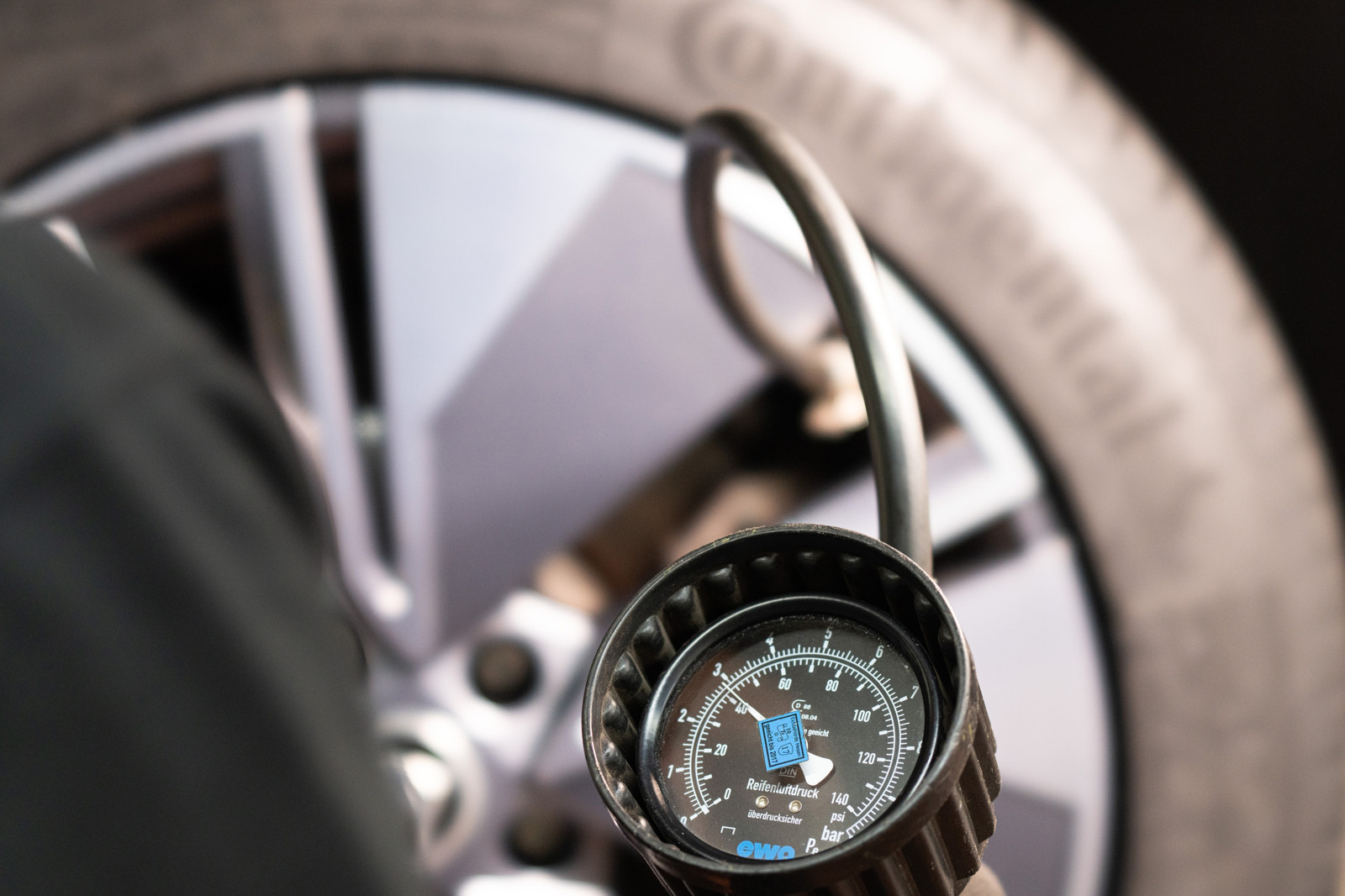 Eine niedriger Reifendruck kann zu verlängertem Bremsweg führen, deshalb sollte dieser regelmäßig überprüft werden.
