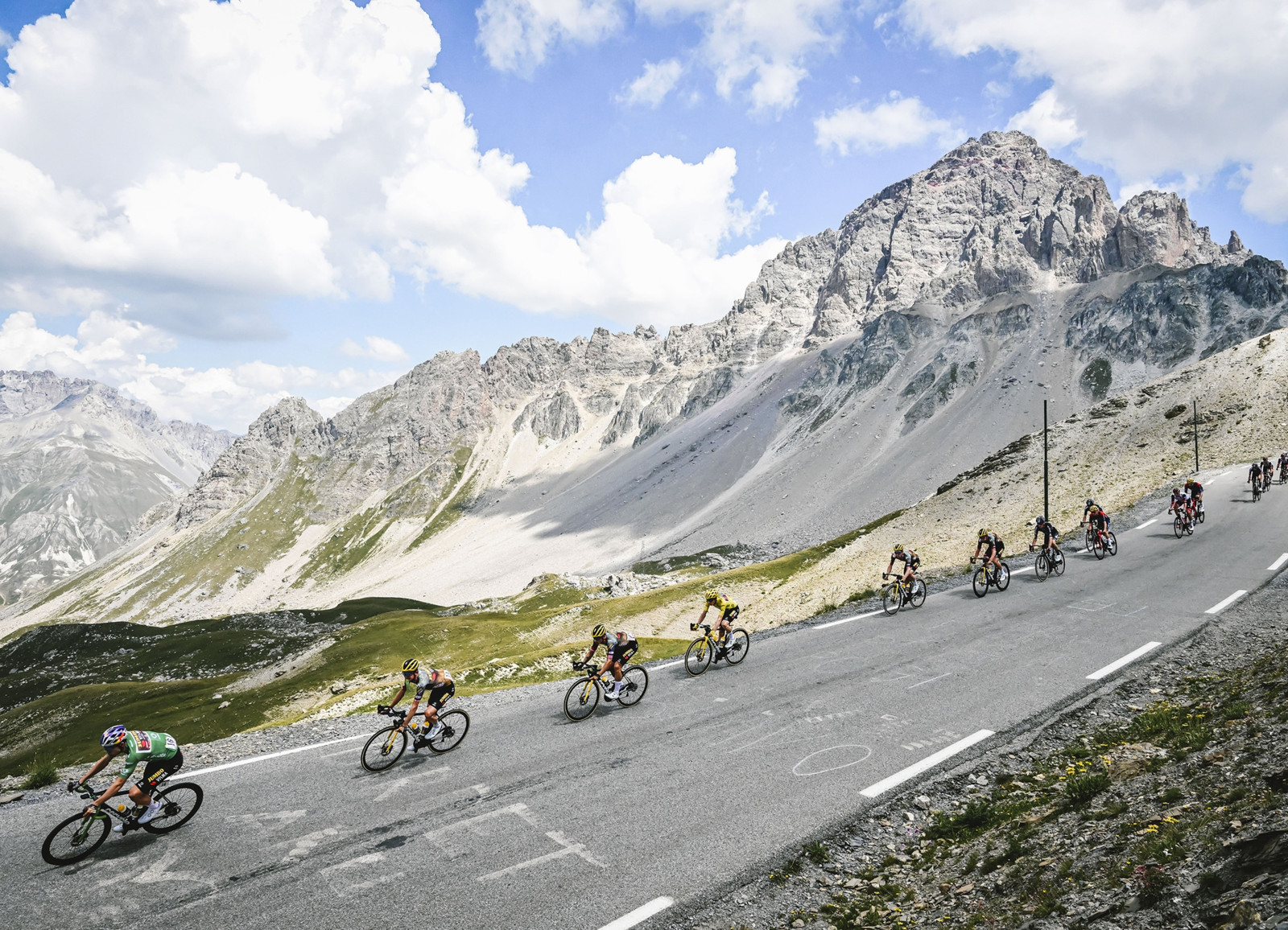 Continental stattet auch 2023 wieder Teams und Begleitfahrzeuge der Tour de France mit Reifen aus.