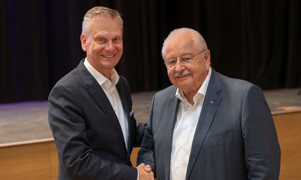 Arne Joswig (l.) ist neuer Präsident des Zentralverbands Deutsches Kraftfahrzeuggewerbe, er folgt auf Jürgen Karpinski (r.)