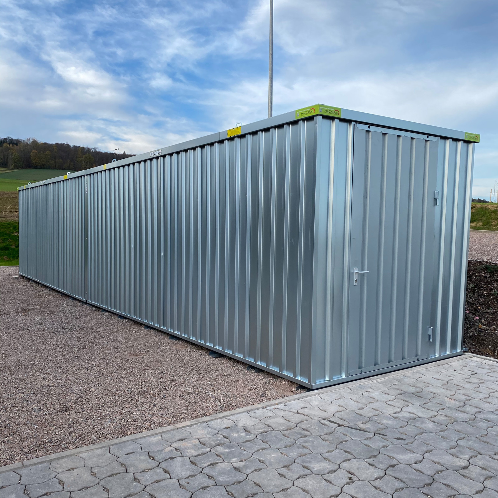 Die vom Autohaus Tacke gewählten Container haben eine Grundfläche von 12 mal 2,40 Meter.
