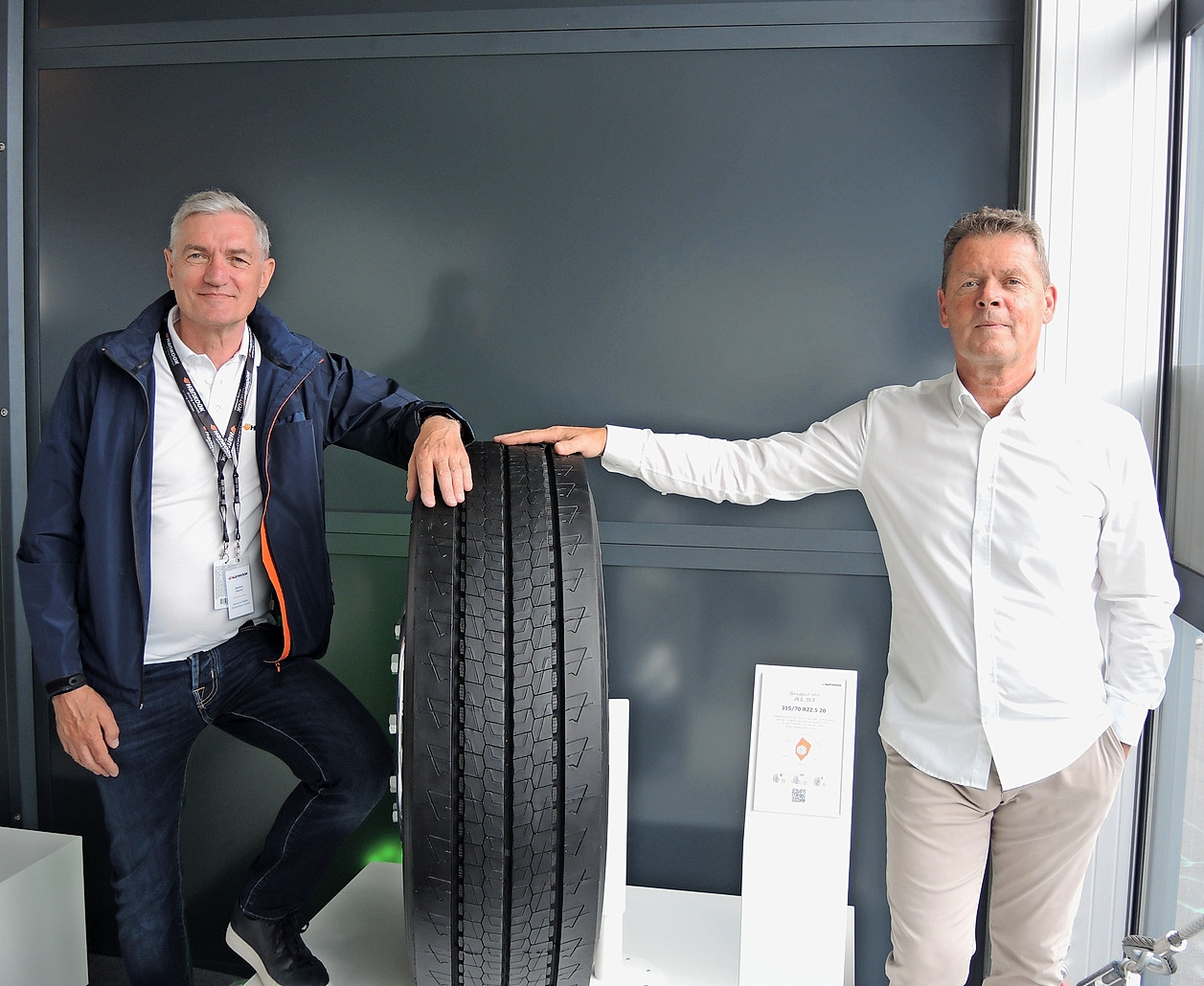 Dietmar Olbrich (l.), Vize-Präsident Marketing und Sales bei Hankook Reifen Deutschland, und Manfred Zoni, Lkw-Vertriebsdirektor Hankook.