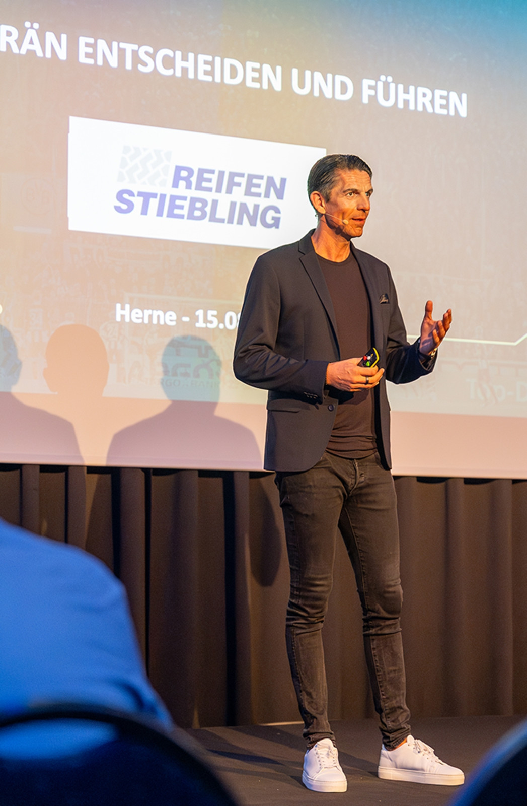 Deniz Aytekin bei seinem Bundesliga-Talk-Vortrag auf der „Stiebling“-Bühne“.