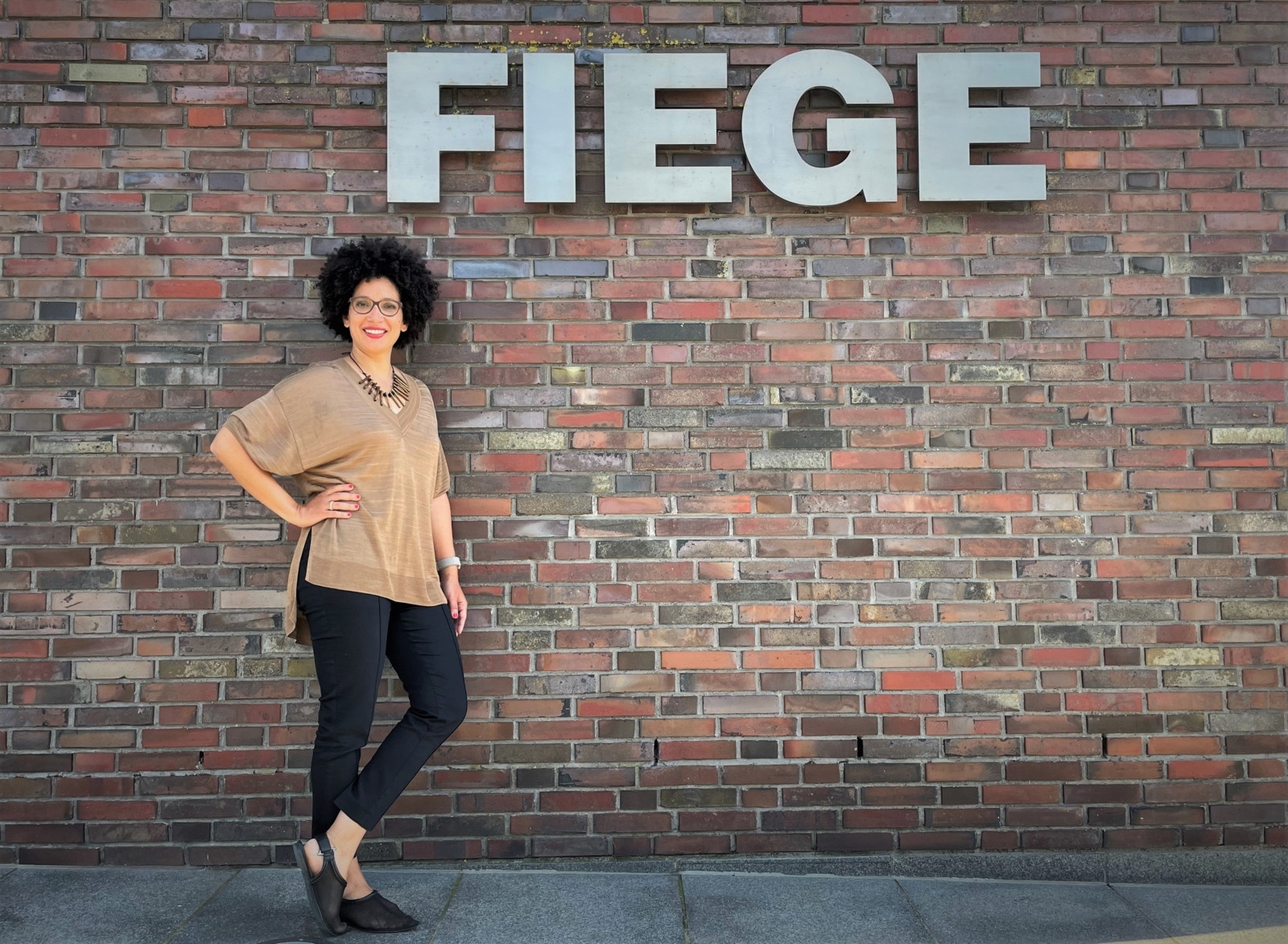 Kenza Ait Si Abbou verantwortet als Vorstandsmitglied der Fiege-Gruppe die Bereiche Digital Services, IT und Data Driven Company.
