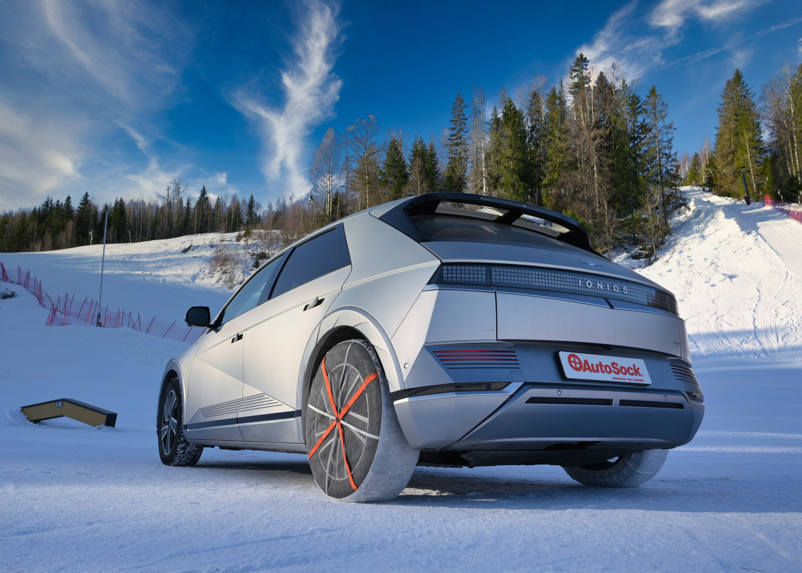 Das norwegische Unternehmen AutoSock bietet Reifen-Socken an, die das rutschen auf Eis und Schnee verhindern sollen.