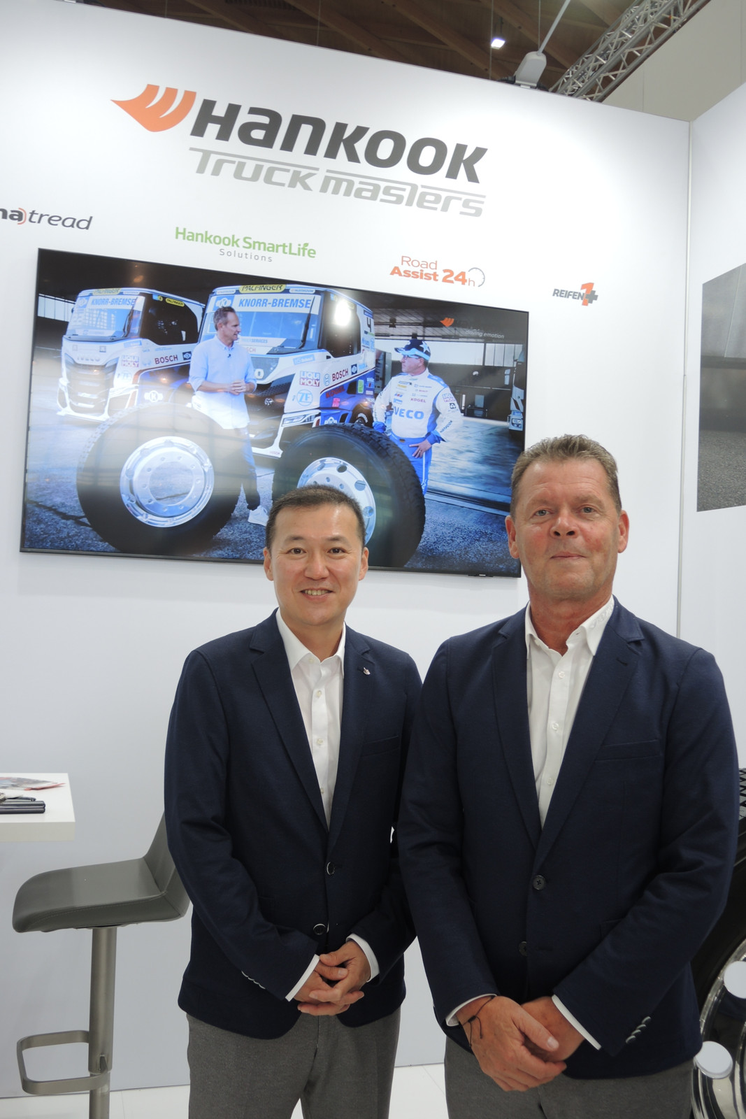 Ho Bum Song (Bryan) (l.), Managing Director Hankook und Manfred Zoni, Sales Director und Head of Sales Truck & Bus bei Hankook Reifen Deutschland.