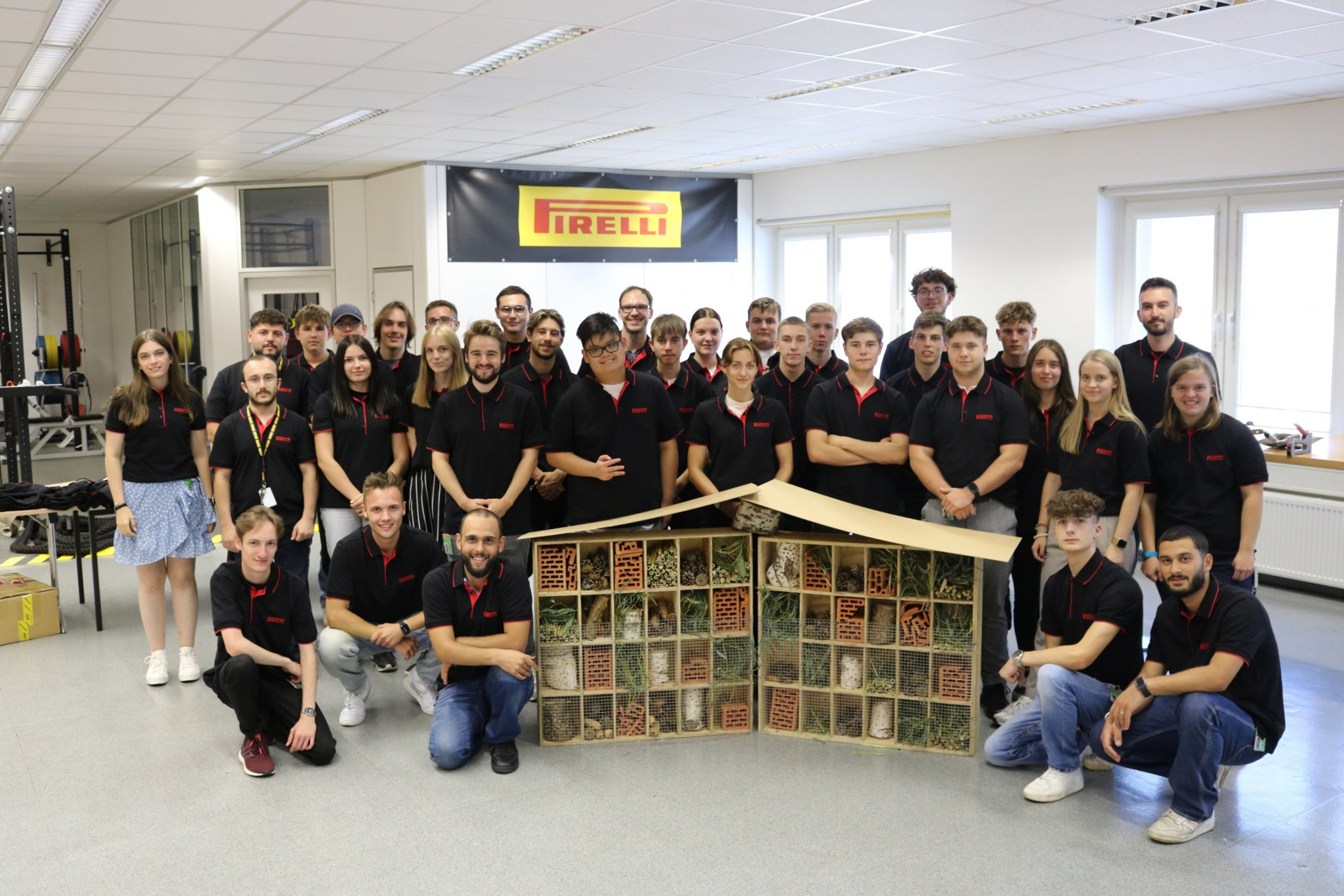 Die neuen Azubis bei Pirelli in Breuberg starteten das Projekt „Insektenhotels bei Pirelli“.