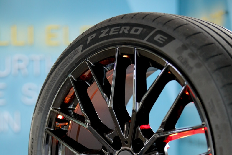 Der P Zero E von Pirelli soll als erster UHP-Reifen auf dem Markt zu mehr als 55 Prozent aus bio-basierten oder recycelten Materialien bestehen.