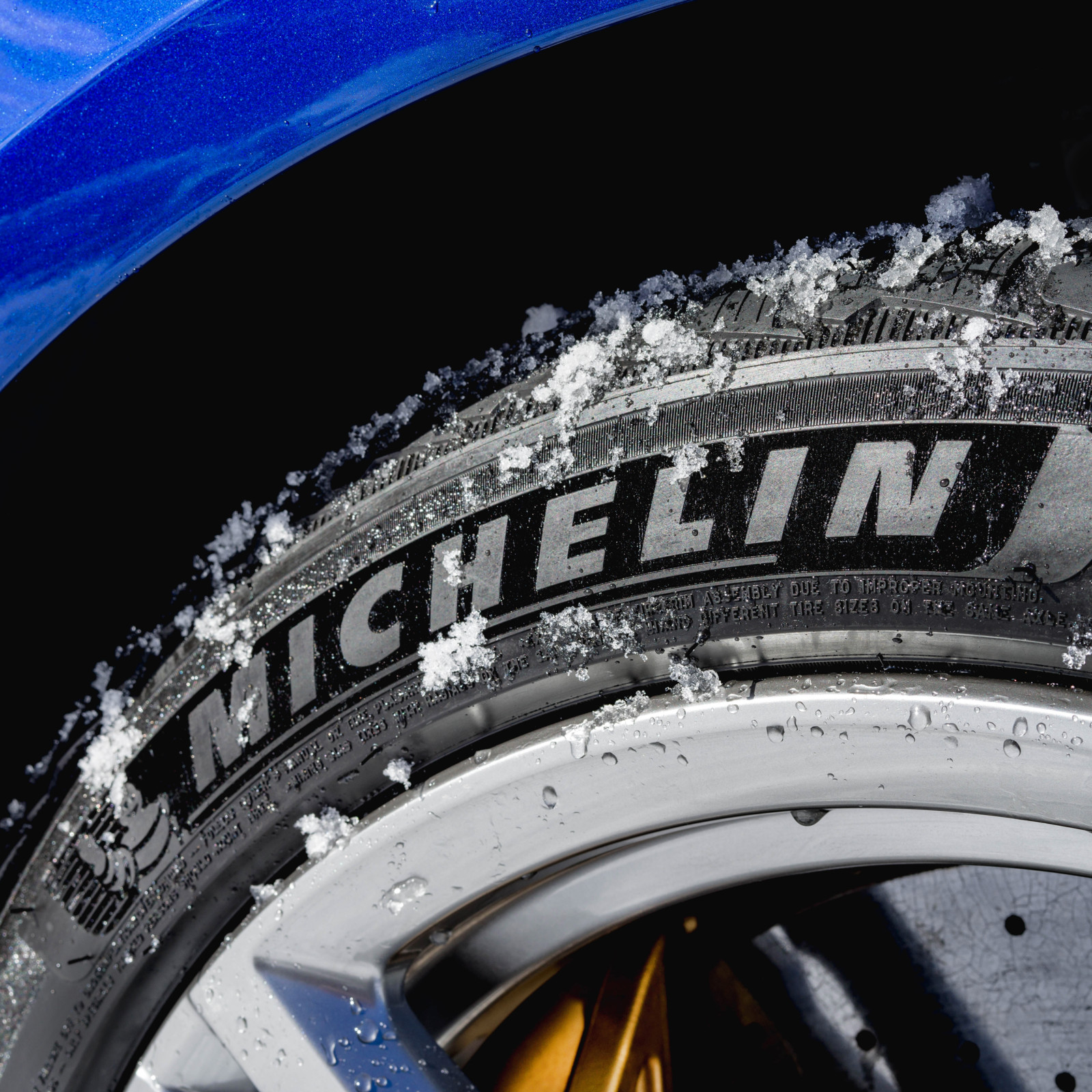 Der Michelin Pilot Alpin 5 kann die AutoBild Sportscars Reifentester überzeugen.